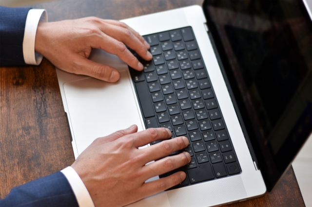 金融業界でDX化が急がれる理由を示したイメージ