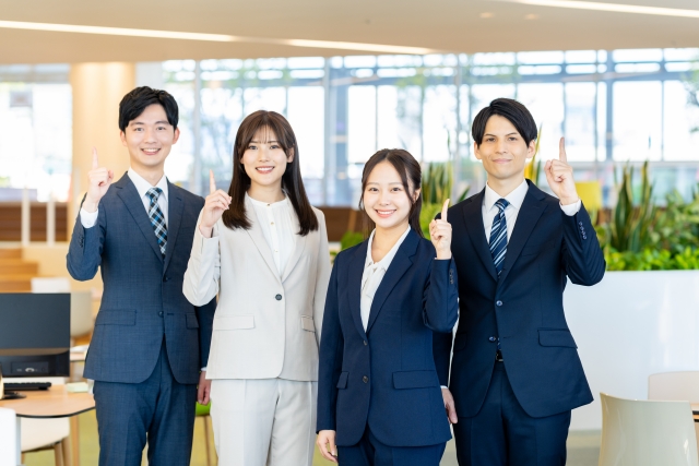 予算確保の重要性を理解し、金融DXを社内全体で推進する様子を表したイメージ