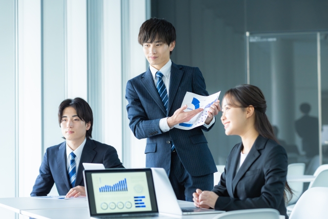 金融業界において生成AI導入で成功するための具体的なアプローチを示す様子を表したイメージ