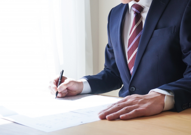 金融業界の業務フロー改善に向けた現状課題把握をしている様子を表したイメージ