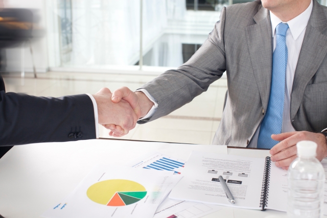 金融業界においてデータ分析でDXを成功させる様子を表したイメージ