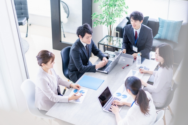 金融DXを効果的に運用するためのステップについて議論している様子を表すイメージ