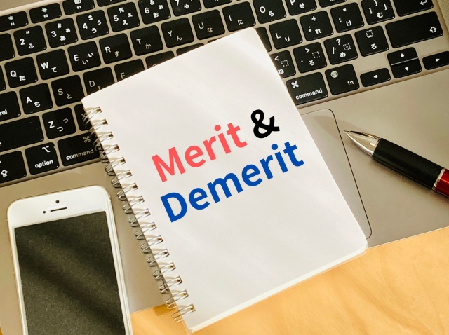 金融業界においてEmbeddedファイナンスのメリット・デメリットを示したイメージ