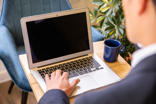 金融業界において株の自動売買を導入するために必要なステップを示したイメージ