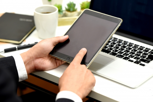 金融業界において自動売買とDXを両立させる様子を表したイメージ