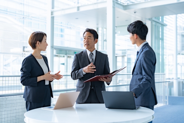 イメージファイリングを活用するための金融DX推進方法について議論している様子を表したイメージ