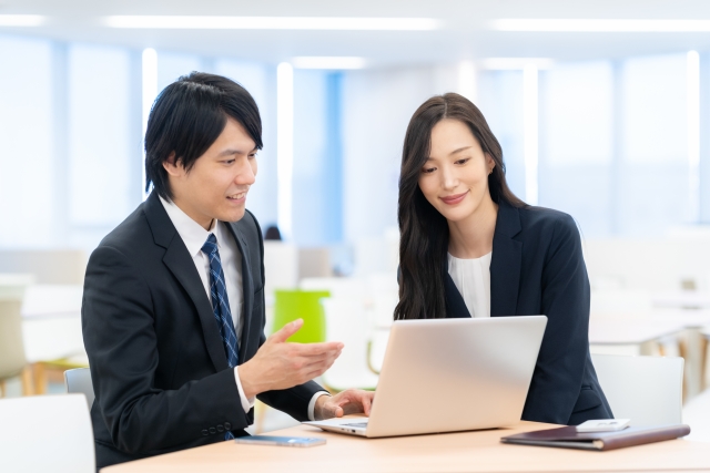 人材不足に対応するための金融DX推進方法について議論する様子を表したイメージ