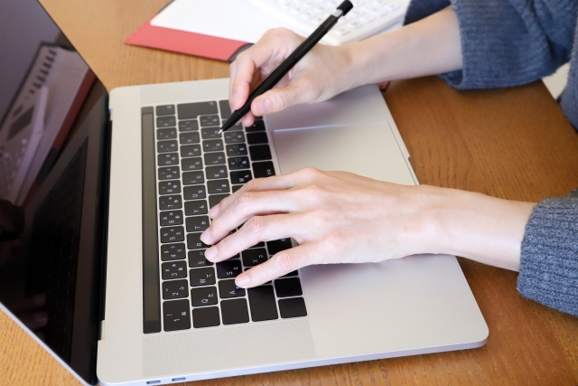 金融DXの加速によりシステム老朽化のリスク回避を表すイメージ