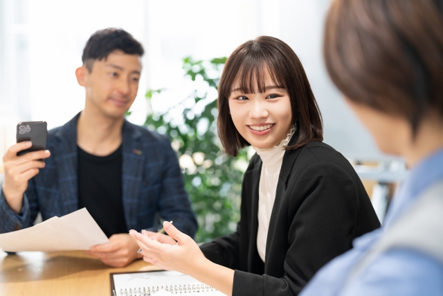 金融DXの推進により顧客満足と業務効率の向上を達成することを示したイメージ