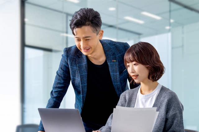 金融DXが業務刷新につながる理由を示す様子を表したイメージ