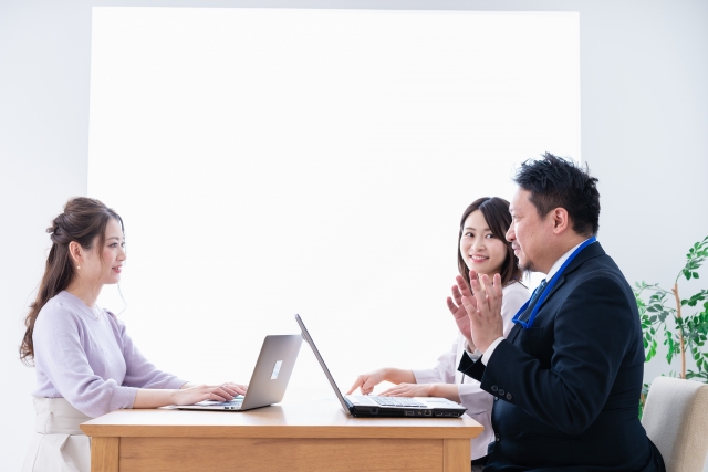 金融DXでビジネスモデルを革新するための議論をする様子を表すイメージ