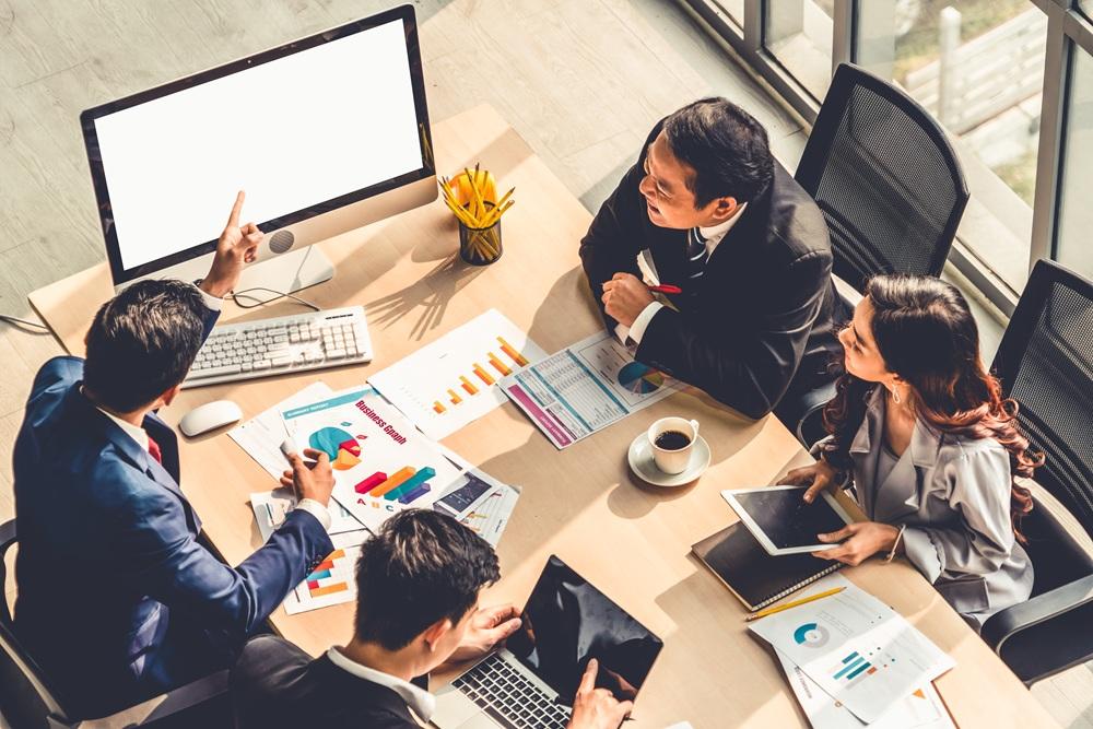 スクラム開発の目的について話し合うイメージ