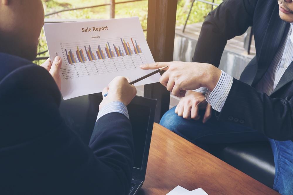 アジャイル開発の特徴について話し合うイメージ