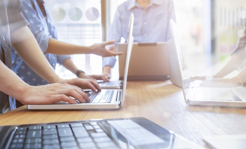 アジャイル開発の流れを示すイメージ