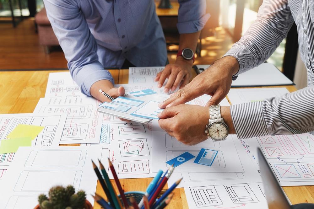 プロトタイプ開発の特徴について話し合うイメージ