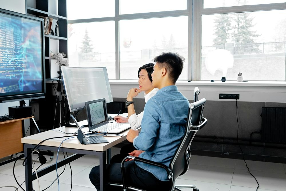 多様化する開発チームについて話し合う画像