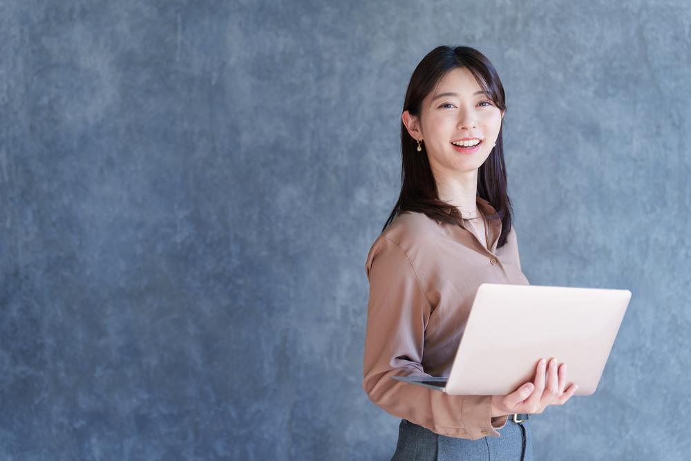 総務DXが進んで会社が協力体制になって喜んでいるイメージ