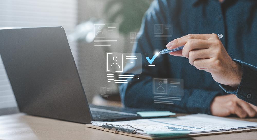 最新のデジタル技術によって管理部門の業務プロセスが根本から変革され、企業の競争力が高まる様子を象徴するバックオフィスDXのイメージ