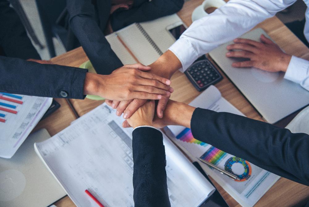 DX推進リーダーを中心に経営層と現場が一体となり、組織の壁を越えて変革を加速させるバックオフィスDX 体制のイメージ