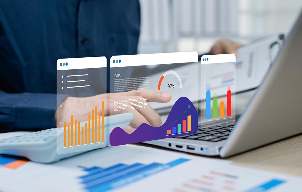 単なる集計業務を超えて予実管理や資金繰り予測といった経営判断を支える分析へと役割を拡張する経理DXのイメージ