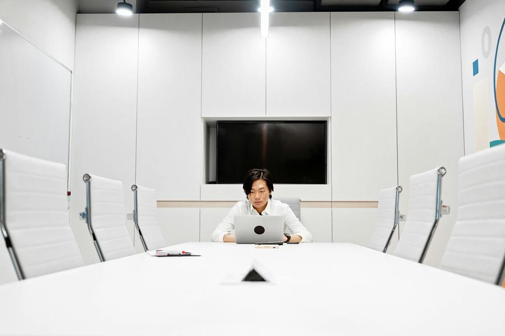 生成AI導入が失敗する6つの典型的な原因。目的の曖昧さや業務フローへの未統合および期待値の過度な設定と運用体制の不備に加え経営層のコミット不足とデータ品質の低さを解説