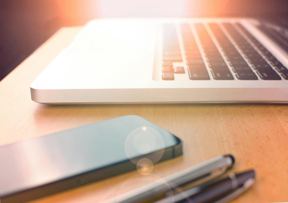 業務自動化が求められる社会的要因。労働人口の減少による人材確保の困難さと組織成長への制約リスクの解説