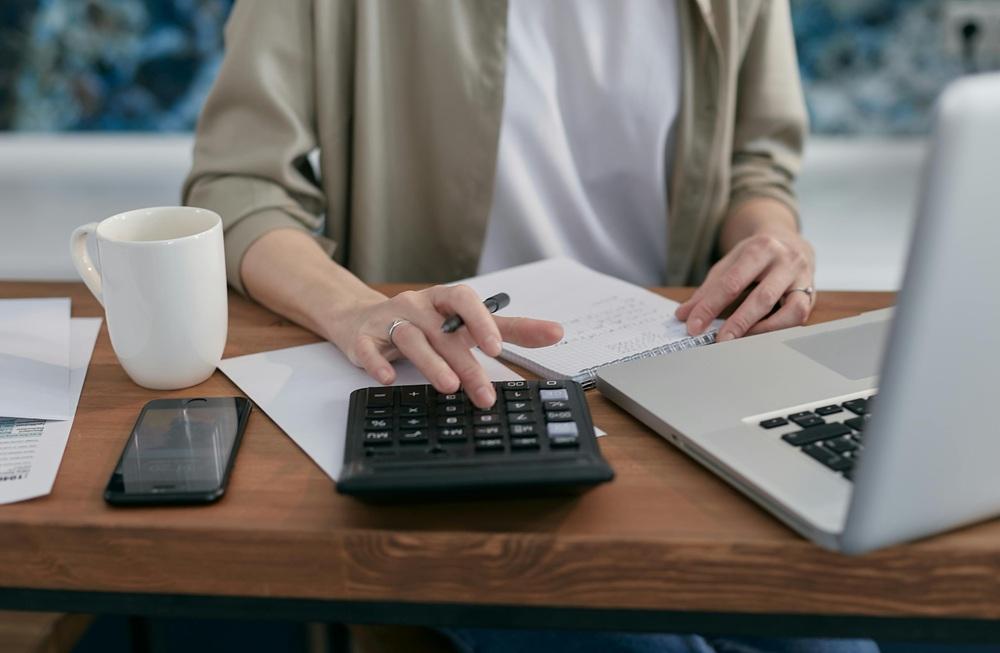 業務自動化AI導入の成功手順。費用対効果の高い業務特定と50万円から200万円規模の小規模PoCによる効果実証