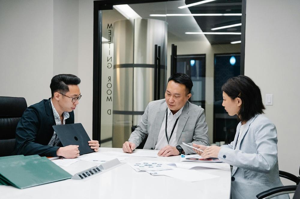 定義や役割整理を通じて自社に必要なDX人材像を明確にするDX推進のイメージ