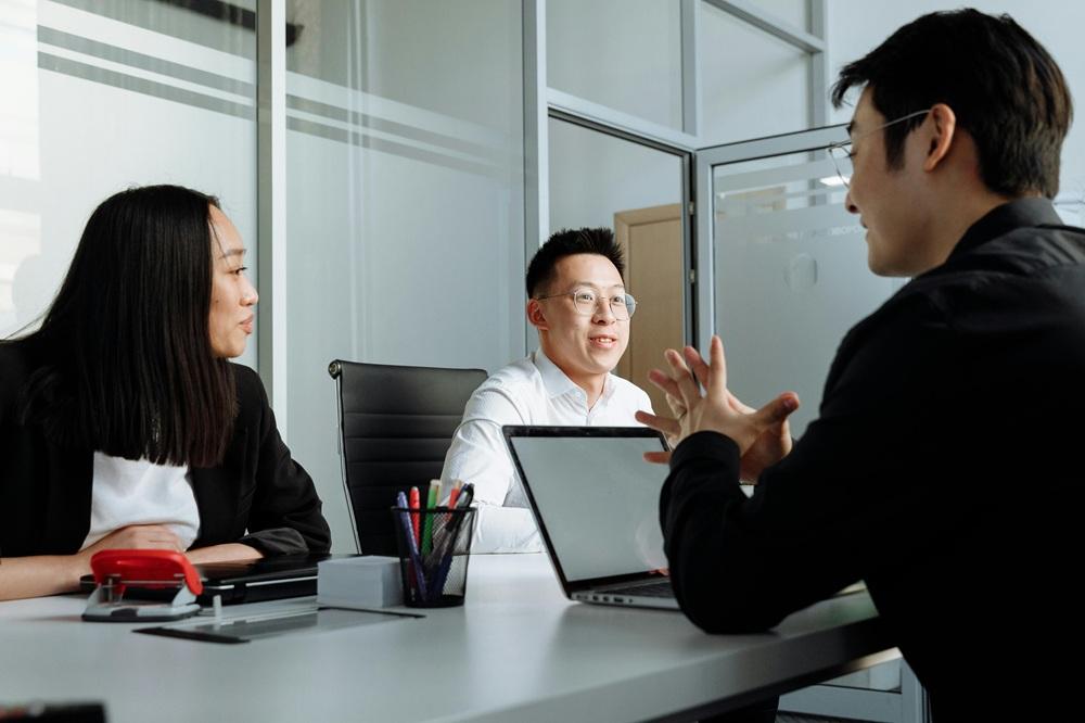市場環境を踏まえたDX人材採用手法の組み合わせと人材体制構築のポイントを示すイメージ