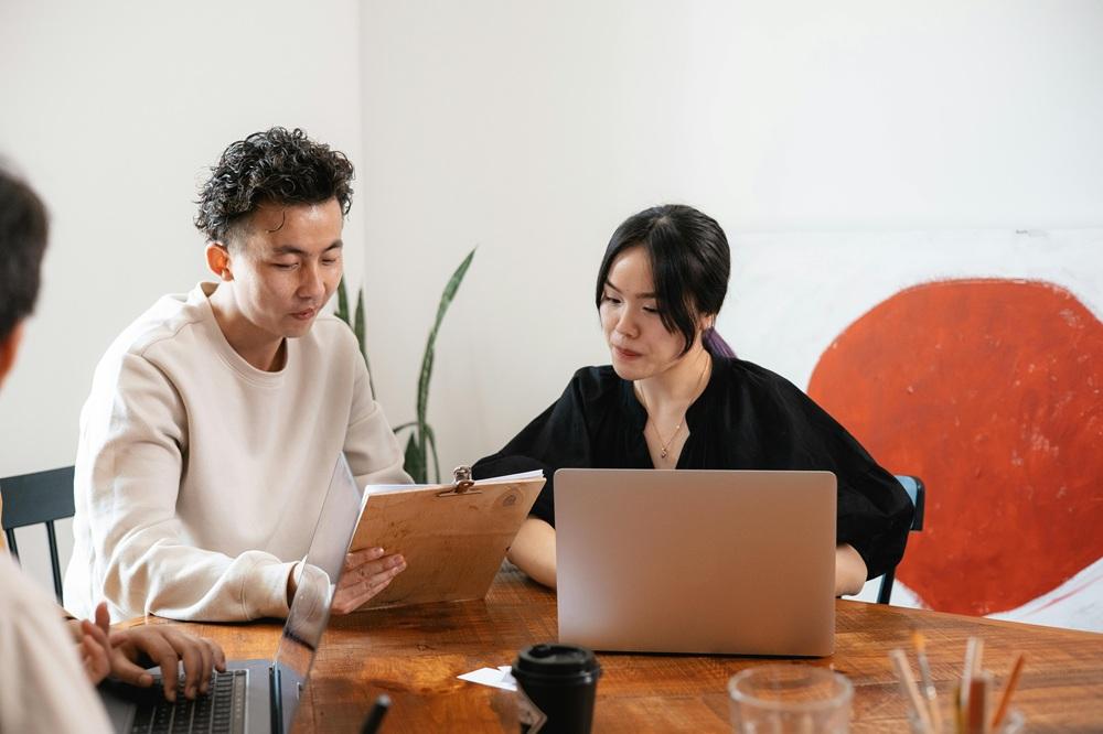 必要な専門性を外部から柔軟に補いながら客観的な改善視点を取り入れるDX推進のイメージ
