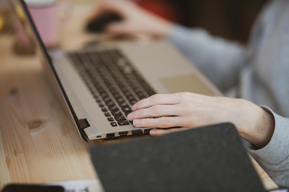 外部人材の計画的活用と内製化を見据えたDX推進体制構築を示すイメージ
