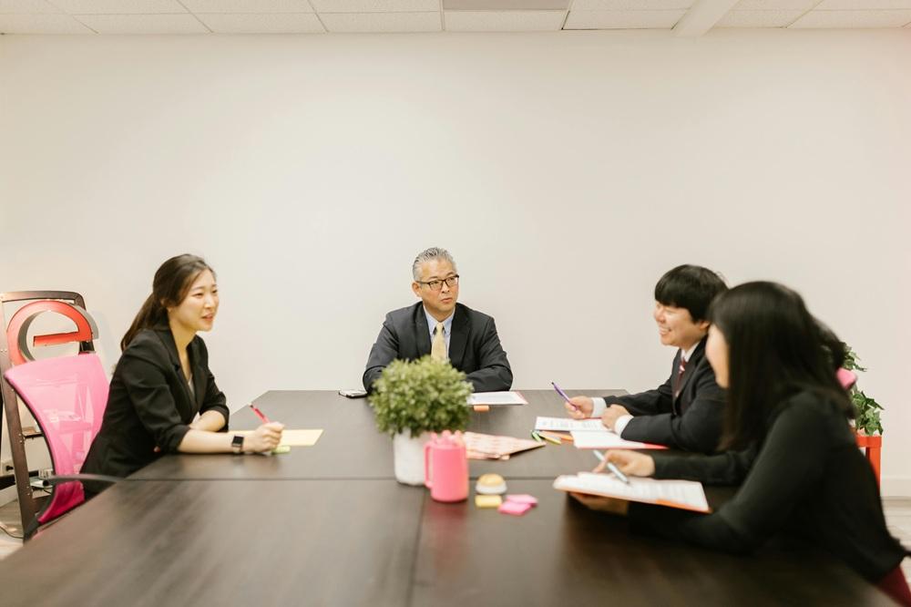 需要増と競争激化によるDX人材採用コストの高騰と最適化を示すイメージ