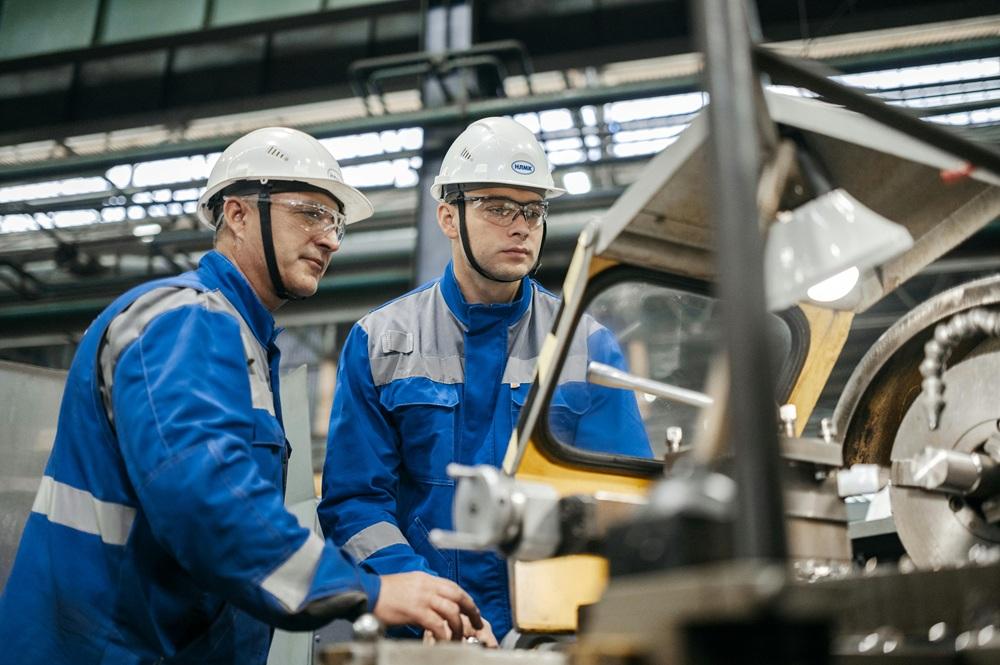 自社課題に適した製造業DXツールを選定し現場改革を進める製造業DXツールのイメージ
