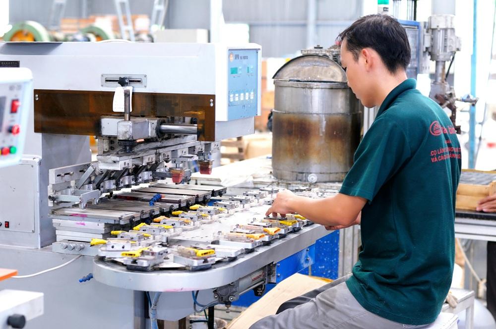 専門知識を活用し自走できる組織づくりを支援する製造業DXコンサルのイメージ