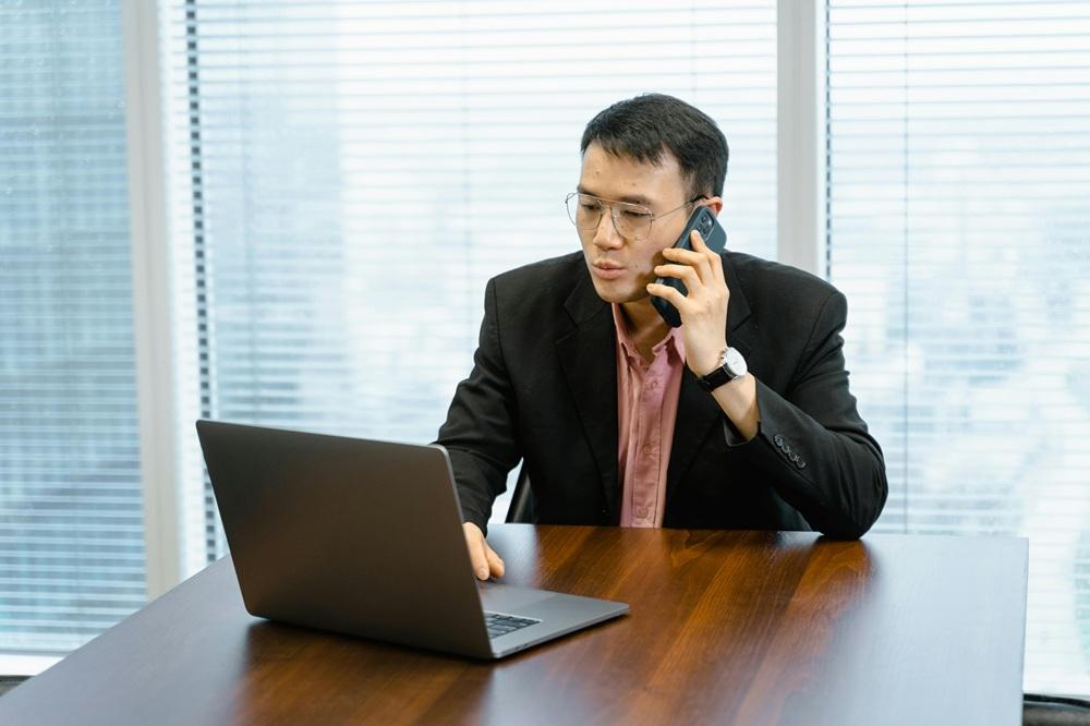 属人的営業から脱却しデータで営業プロセスを最適化する営業DXのイメージ