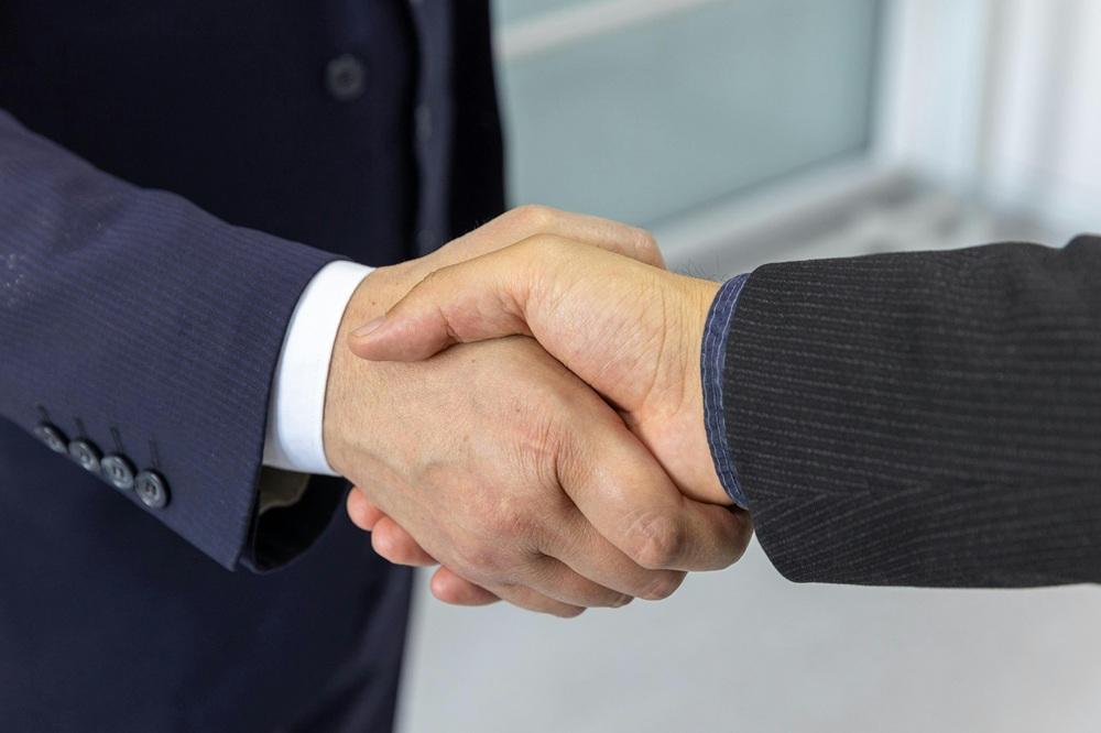 自社の営業課題を一文で整理し営業DXコンサルへの相談につなげる第一歩を表す営業DXコンサルのイメージ