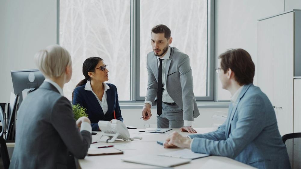 属人化による営業力のばらつきと再現性低下という課題構造を表す営業DXのイメージ